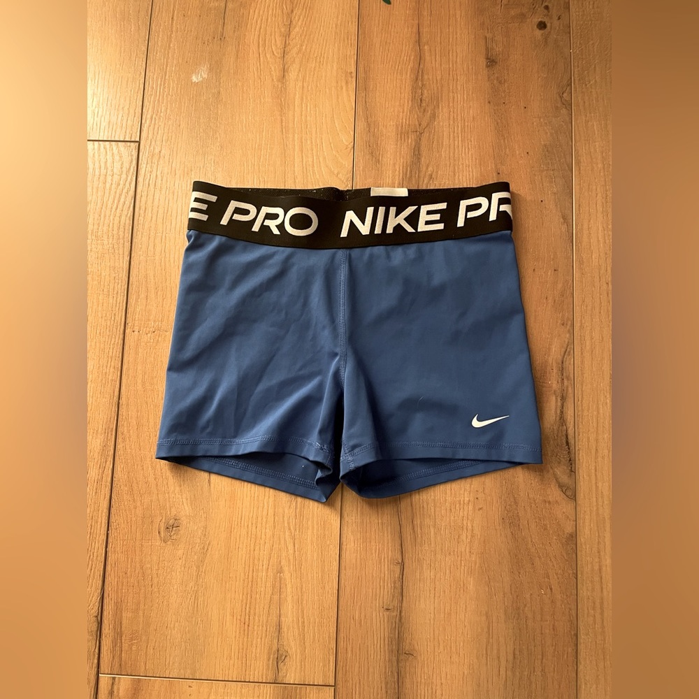 Woman’s Nike pro in blue